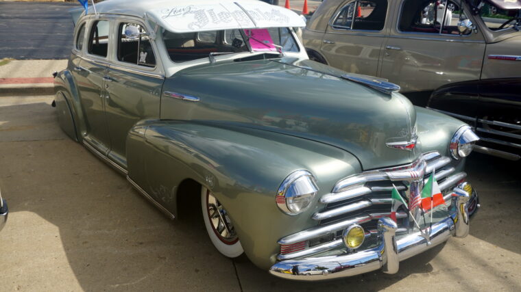 Chevrolet Fleetmaster de 1948 exposée avec d’autres voitures classiques