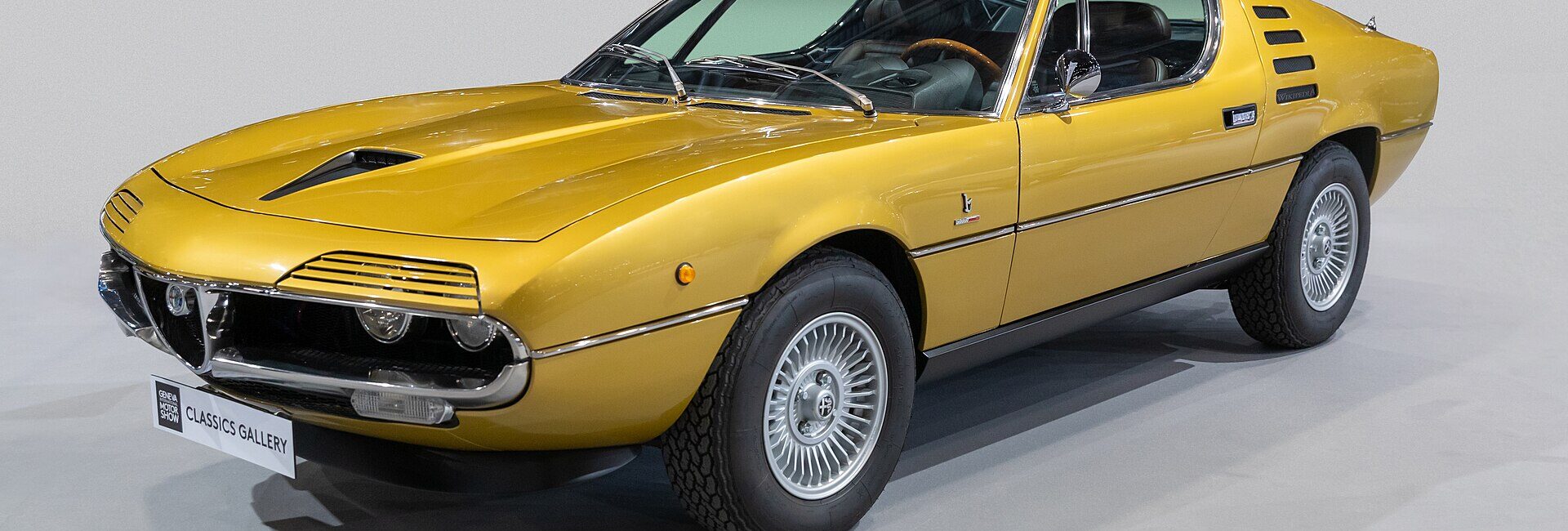 Alfa Romeo Montreal dorée présentée de trois quarts avant