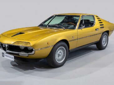 Alfa Romeo Montreal dorée présentée de trois quarts avant