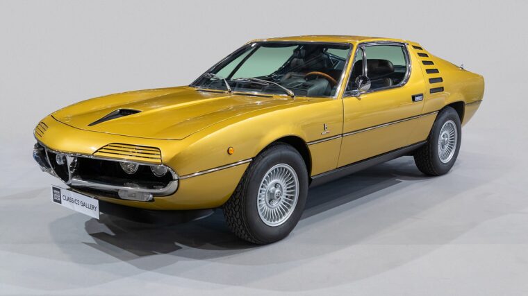 Alfa Romeo Montreal dorée présentée de trois quarts avant