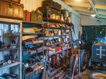 Atelier ancien rempli de pièces et d’outils pour voiture de collection