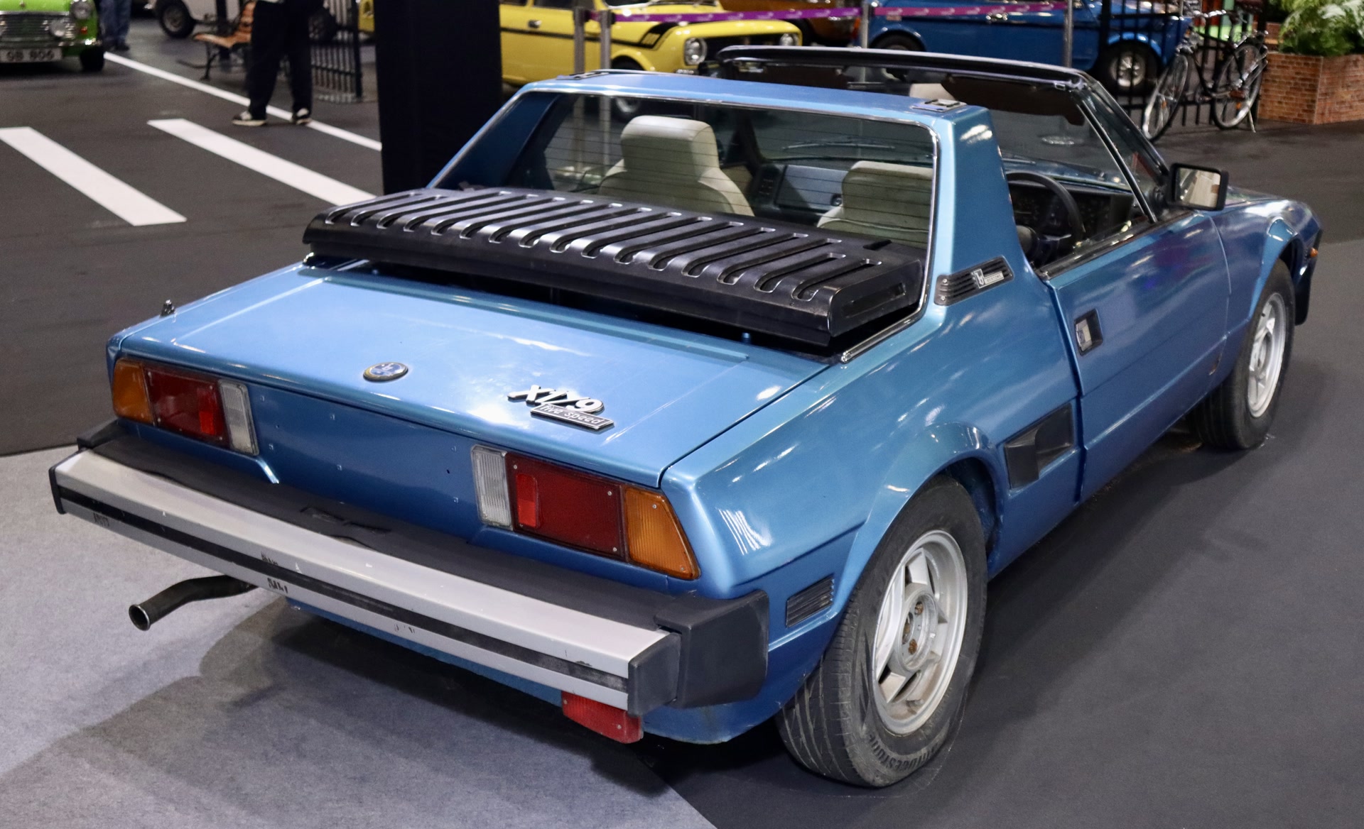 Bertone X1/9 de 1982 vue de l’arrière dans une configuration de période