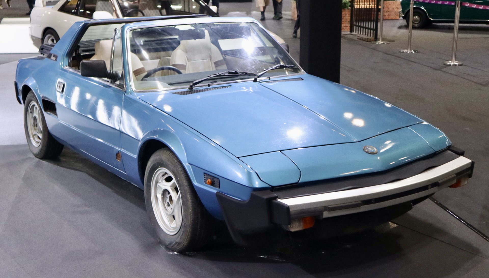 Bertone X1/9 de 1982 vue de l’avant avec ses jantes de période