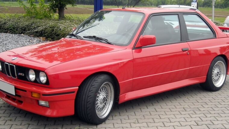 BMW M3 E30 rouge vue de trois quarts avant
