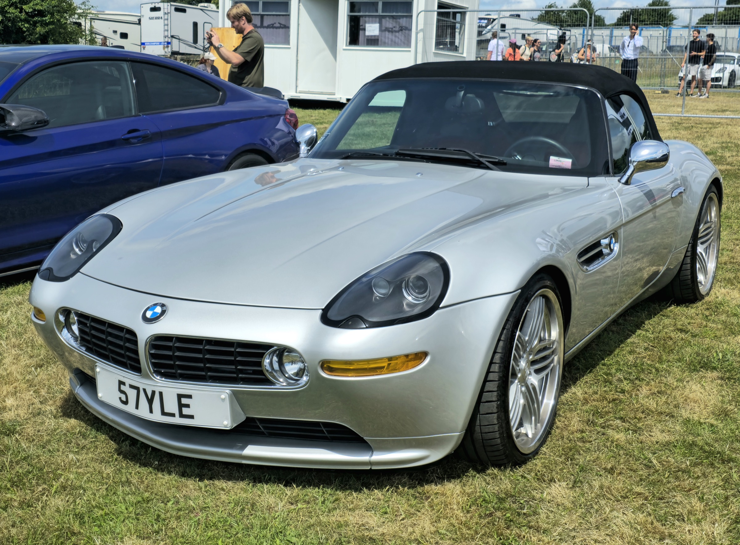 BMW Z8 grise vue de trois quarts avant