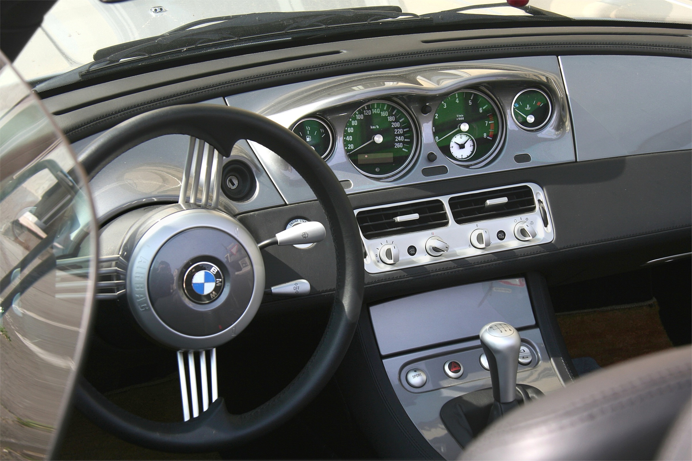 Habitacle de BMW Z8 avec instrumentation centrale