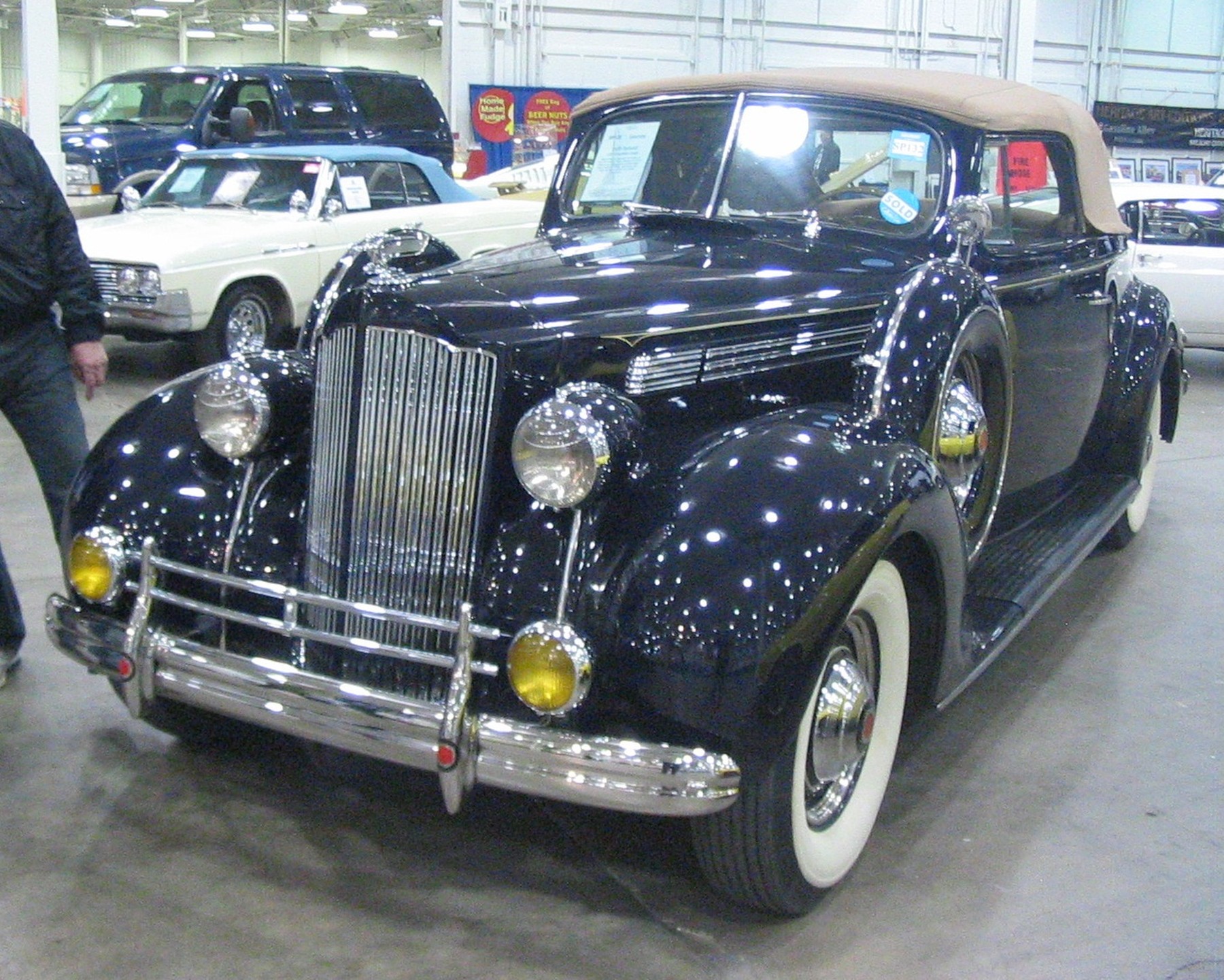 Packard ancienne exposée dans une vente de voitures de collection