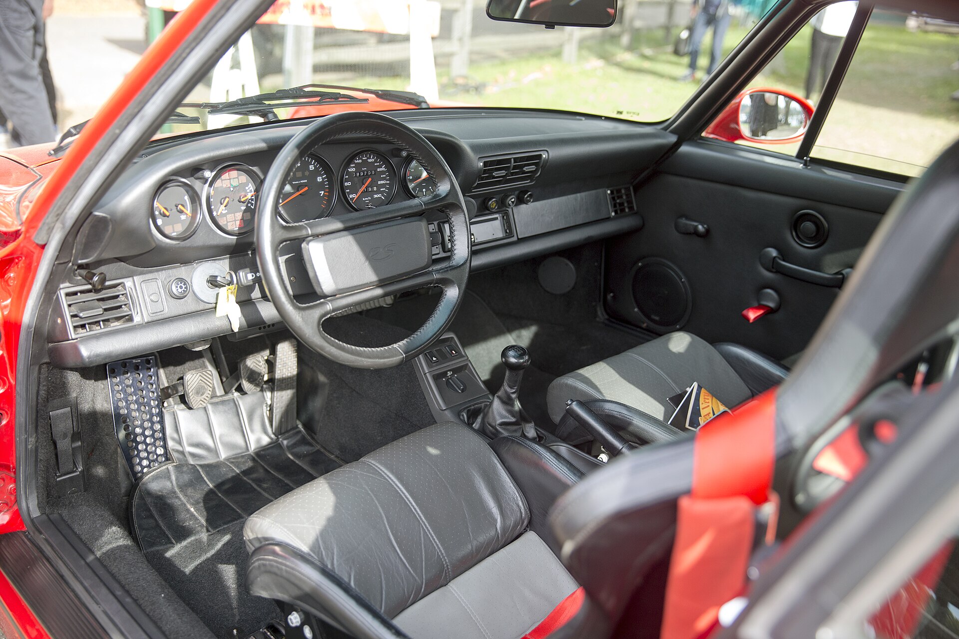 Habitacle d’une Porsche 964 Carrera RS rouge
