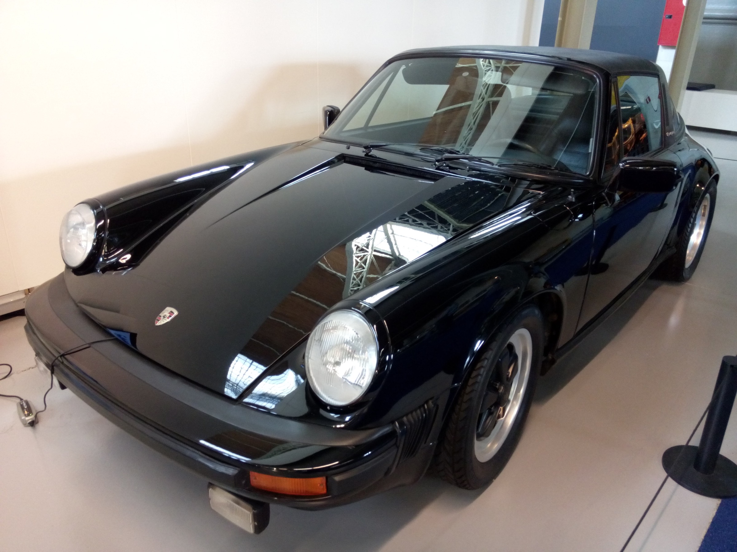 Porsche 911 Carrera 3.0 Targa exposée à Autoworld Bruxelles