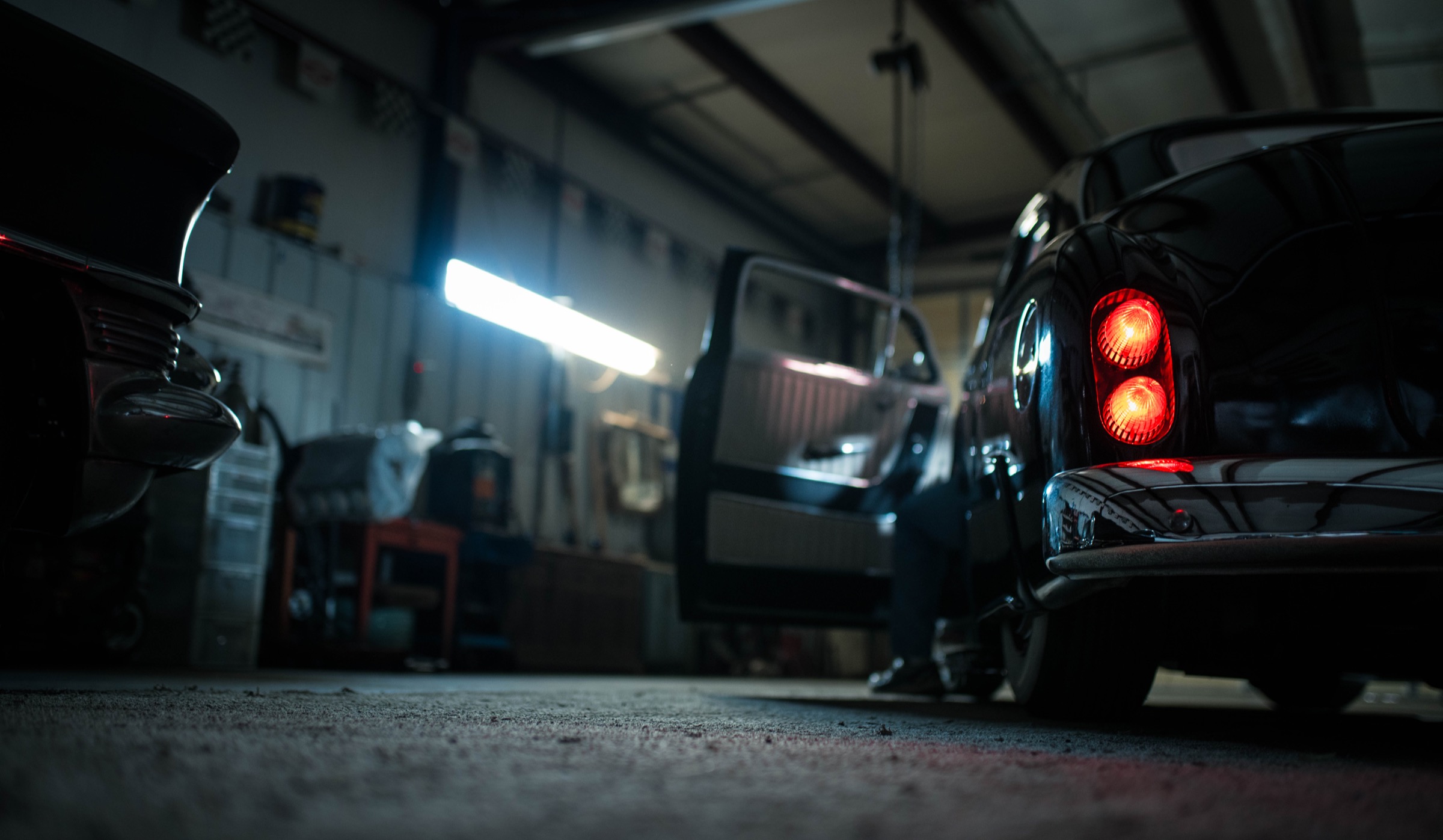 Deux voitures anciennes conservées dans un garage