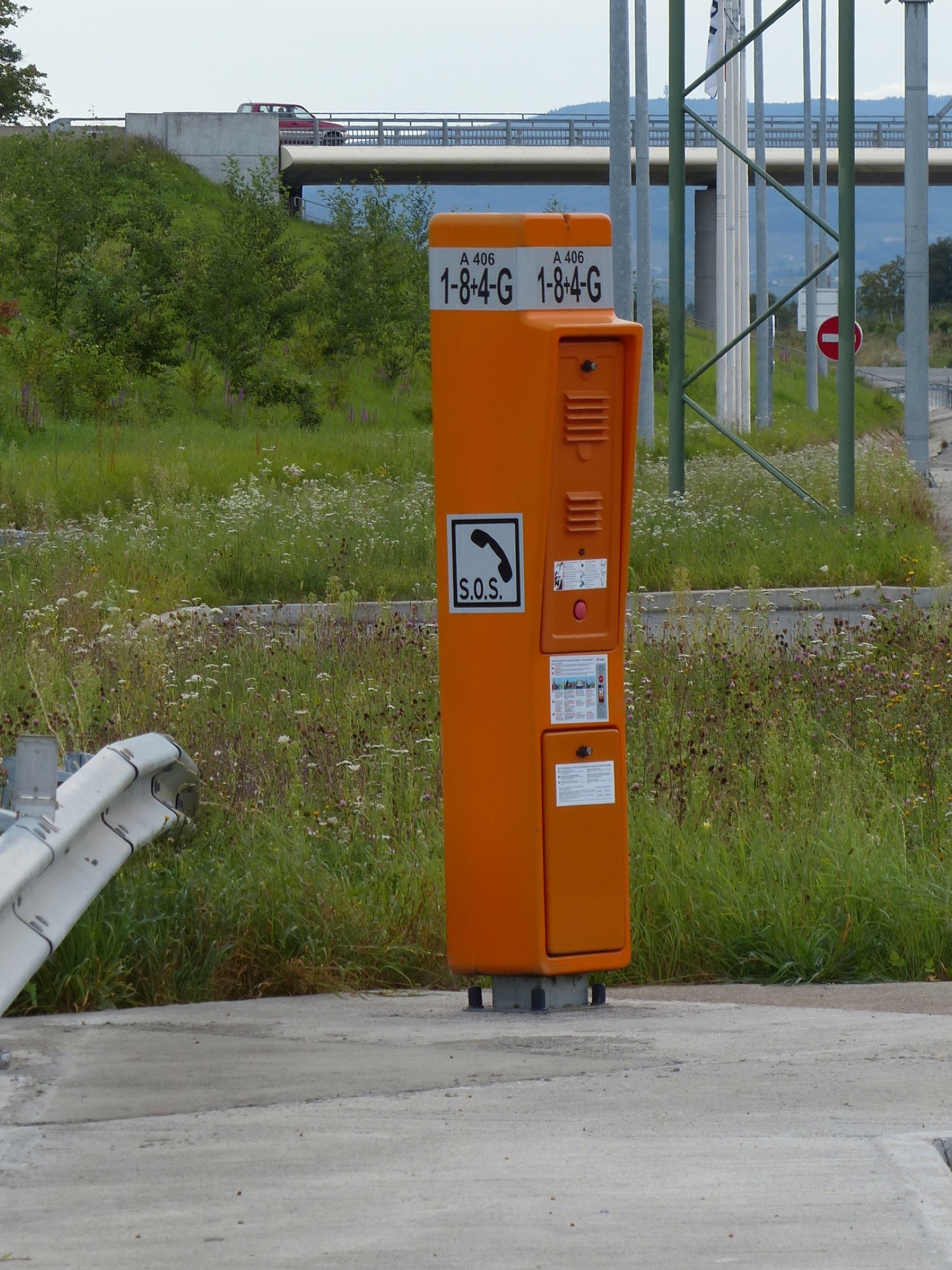 Borne d’appel d’urgence orange installée sur l’autoroute A406