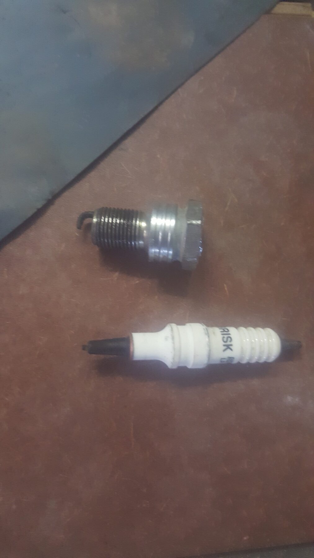 Deux bougies montrant des électrodes et des états d’usure différents