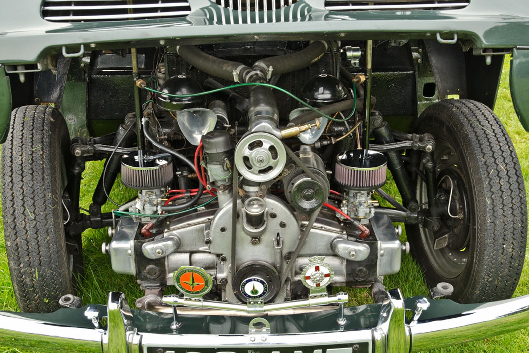 Compartiment moteur d’une Jowett Jupiter de 1953 montrant les durites et organes du circuit
