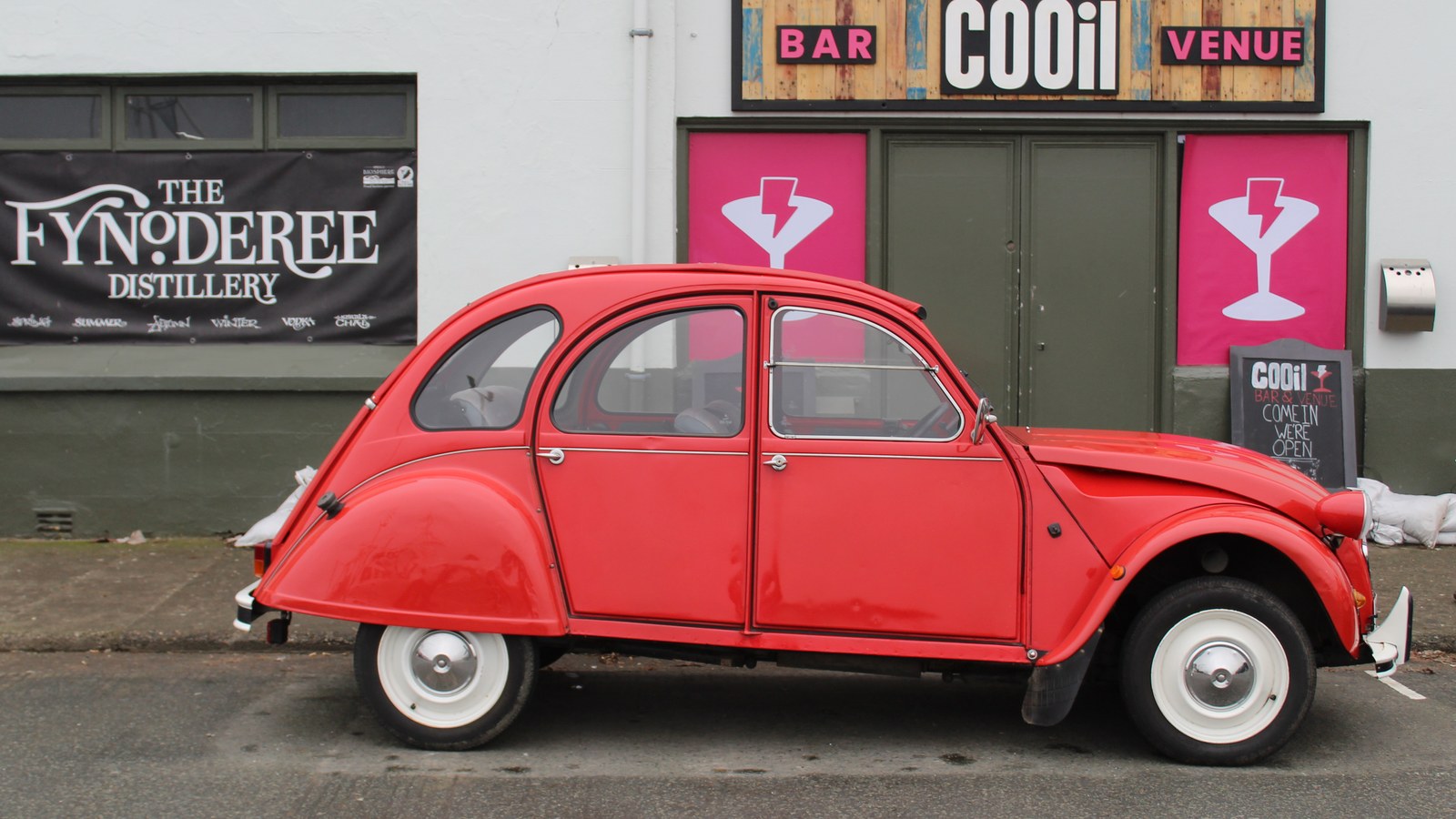 Citroën 2 CV historique rouge vue de profil