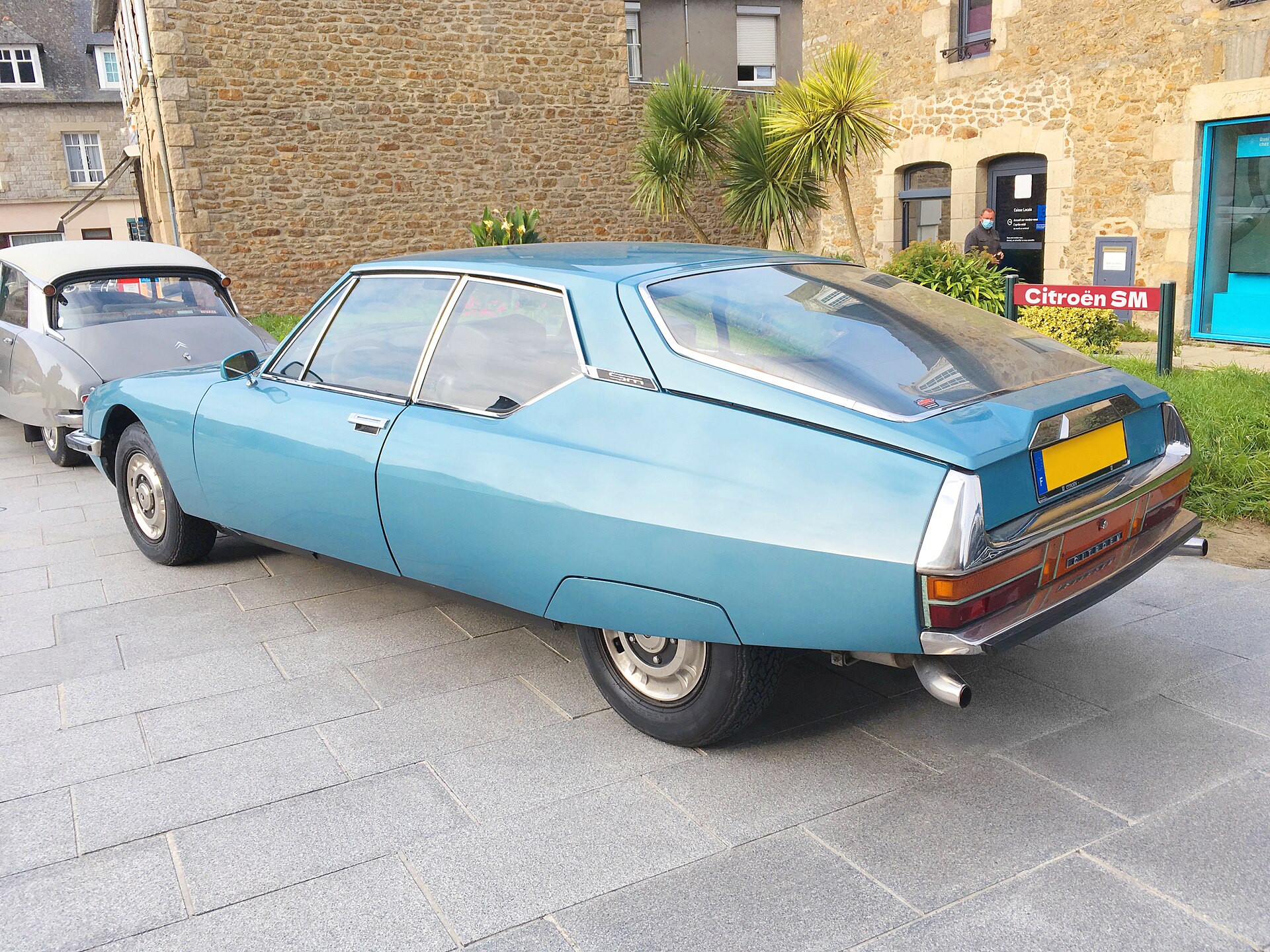 Citroën SM bleu platine vue de trois quarts arrière