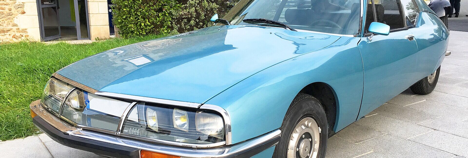 Citroën SM bleu platine vue de trois quarts avant