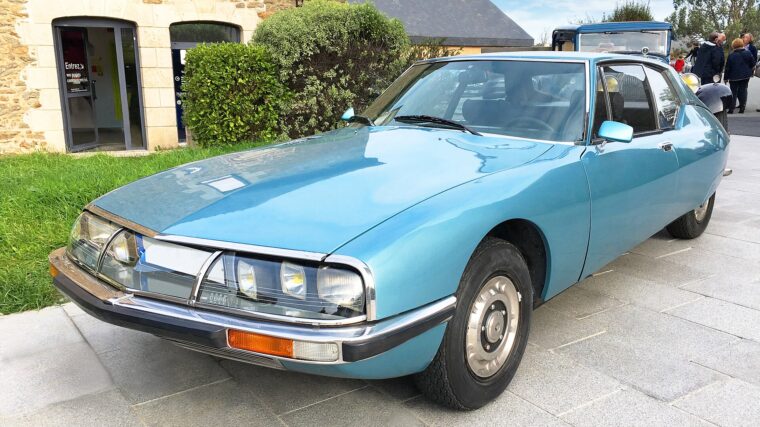 Citroën SM bleu platine vue de trois quarts avant