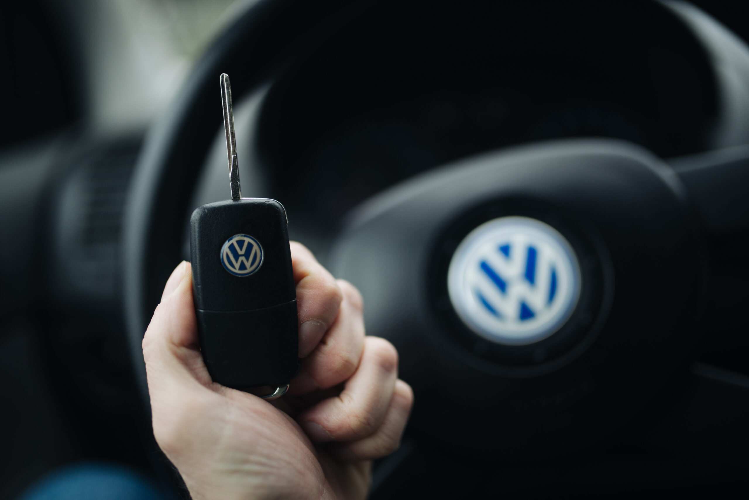 Remise des clés d’une voiture ancienne