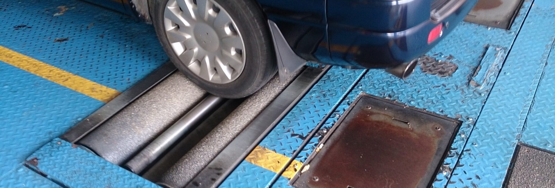 Roue arrière d’une voiture positionnée sur un banc de contrôle technique