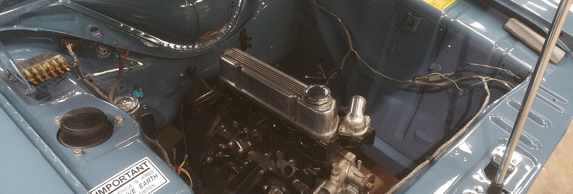 Compartiment moteur d’une Ford Cortina ancienne en cours de restauration