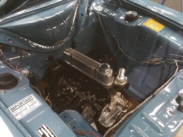 Compartiment moteur d’une Ford Cortina ancienne en cours de restauration