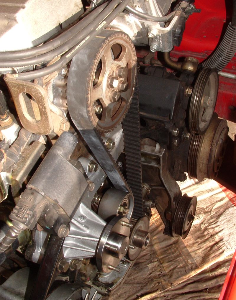 Courroie de distribution visible sur un moteur Nissan RB30E