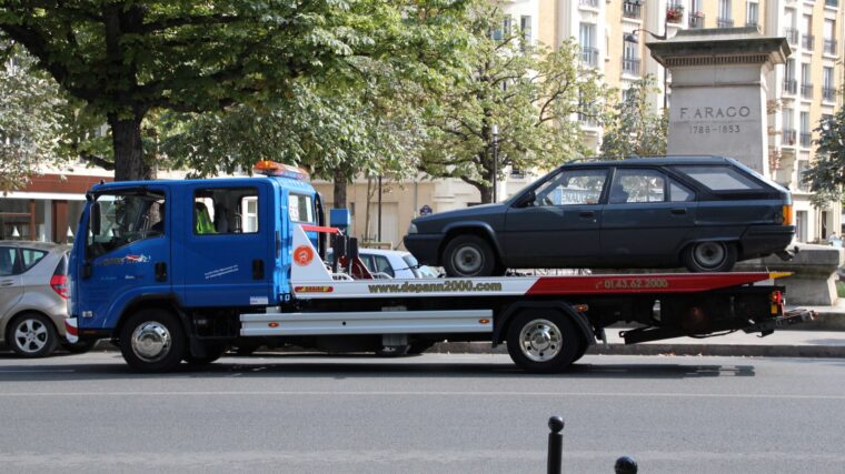 Voiture ancienne chargée sur le plateau d’une dépanneuse