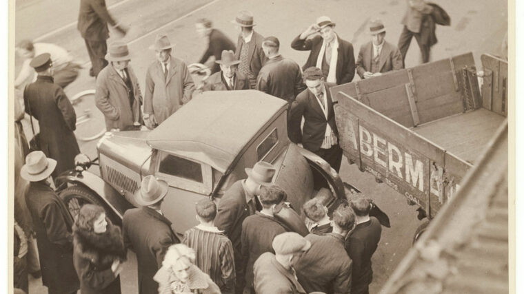 Automobile ancienne accidentée entourée de témoins et de policiers