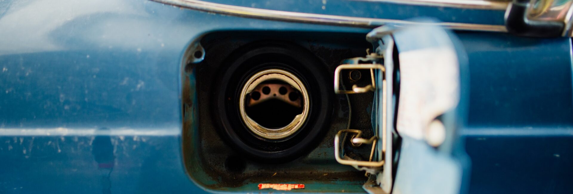 Trappe à carburant ouverte sur une voiture ancienne bleue