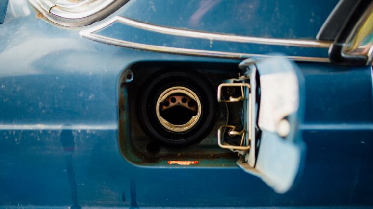 Trappe à carburant ouverte sur une voiture ancienne bleue