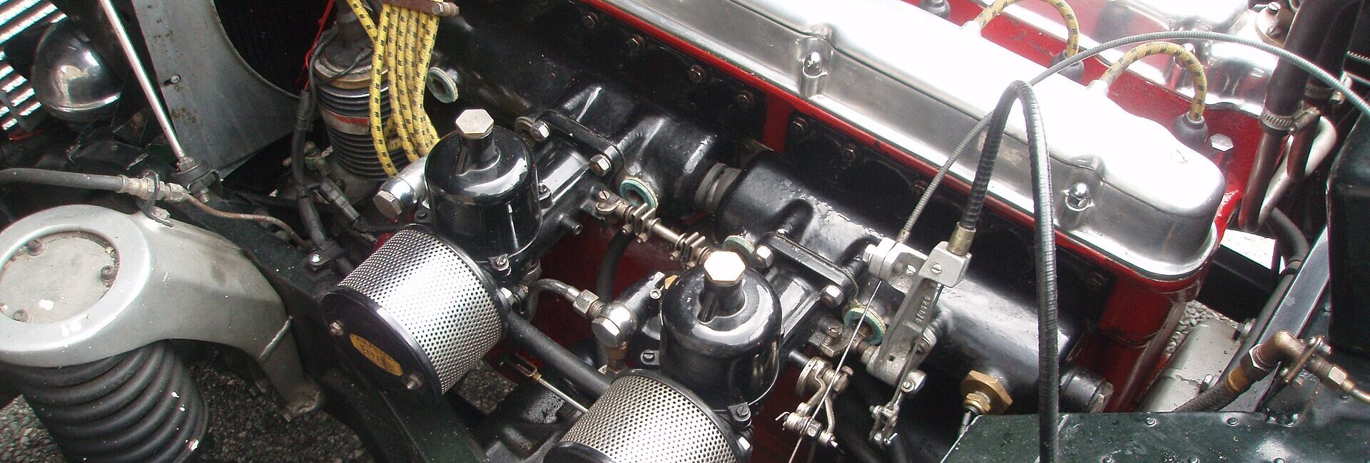 Moteur d’Aston Martin DB2 équipé de deux carburateurs SU