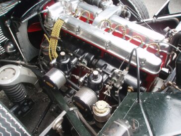 Moteur d’Aston Martin DB2 équipé de deux carburateurs SU