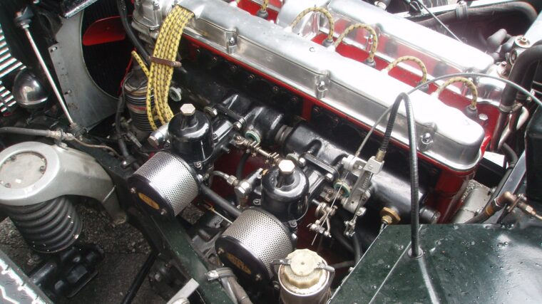 Moteur d’Aston Martin DB2 équipé de deux carburateurs SU
