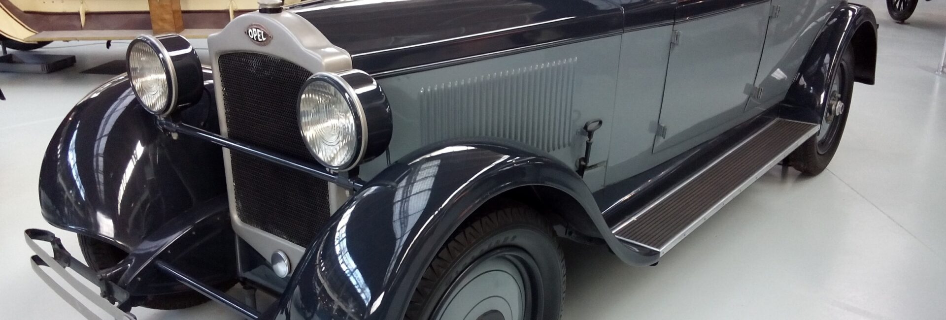 Opel ancienne de 1928 exposée à Autoworld Bruxelles en Belgique
