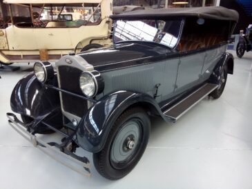 Opel ancienne de 1928 exposée à Autoworld Bruxelles en Belgique
