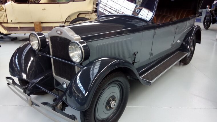 Opel ancienne de 1928 exposée à Autoworld Bruxelles en Belgique