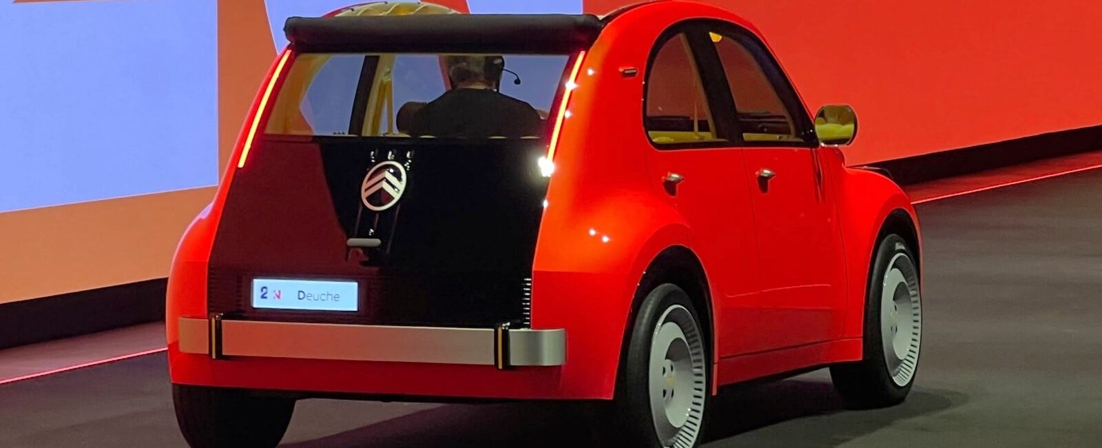 Citroën 2 CV Concept rouge vue de trois quarts arrière