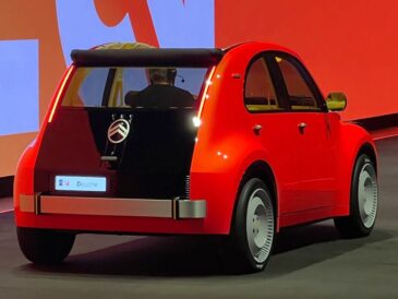 Citroën 2 CV Concept rouge vue de trois quarts arrière