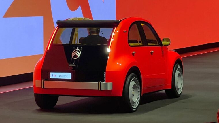 Citroën 2 CV Concept rouge vue de trois quarts arrière