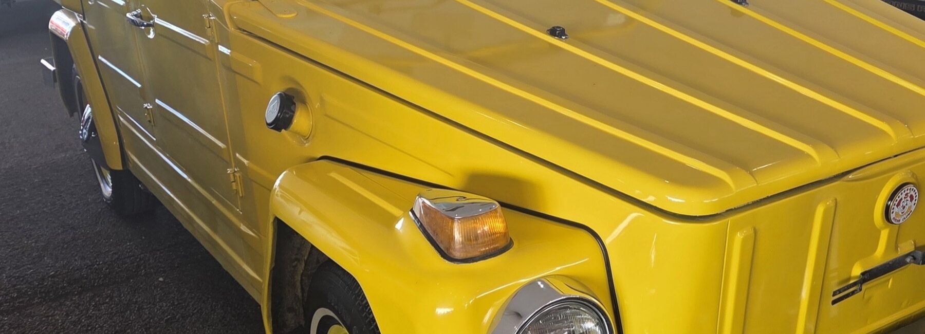 Volkswagen Type 181 jaune exposé lors d’une vente de voitures de collection