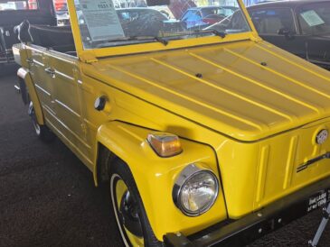 Volkswagen Type 181 jaune exposé lors d’une vente de voitures de collection