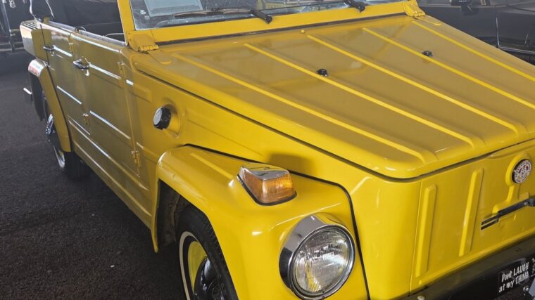 Volkswagen Type 181 jaune exposé lors d’une vente de voitures de collection