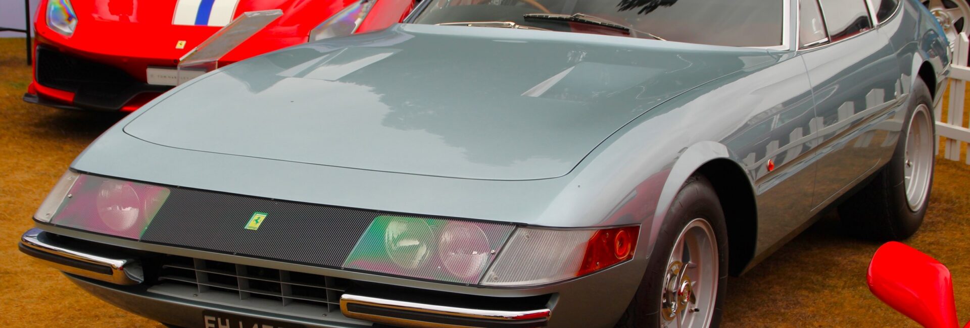 Ferrari 365 GTB/4 Daytona grise vue de trois quarts avant