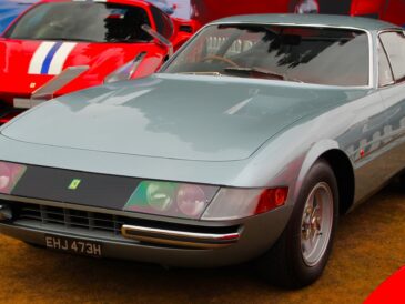 Ferrari 365 GTB/4 Daytona grise vue de trois quarts avant