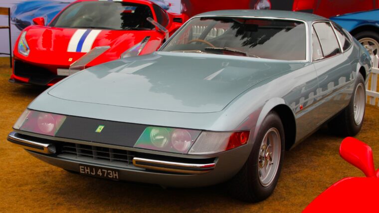 Ferrari 365 GTB/4 Daytona grise vue de trois quarts avant