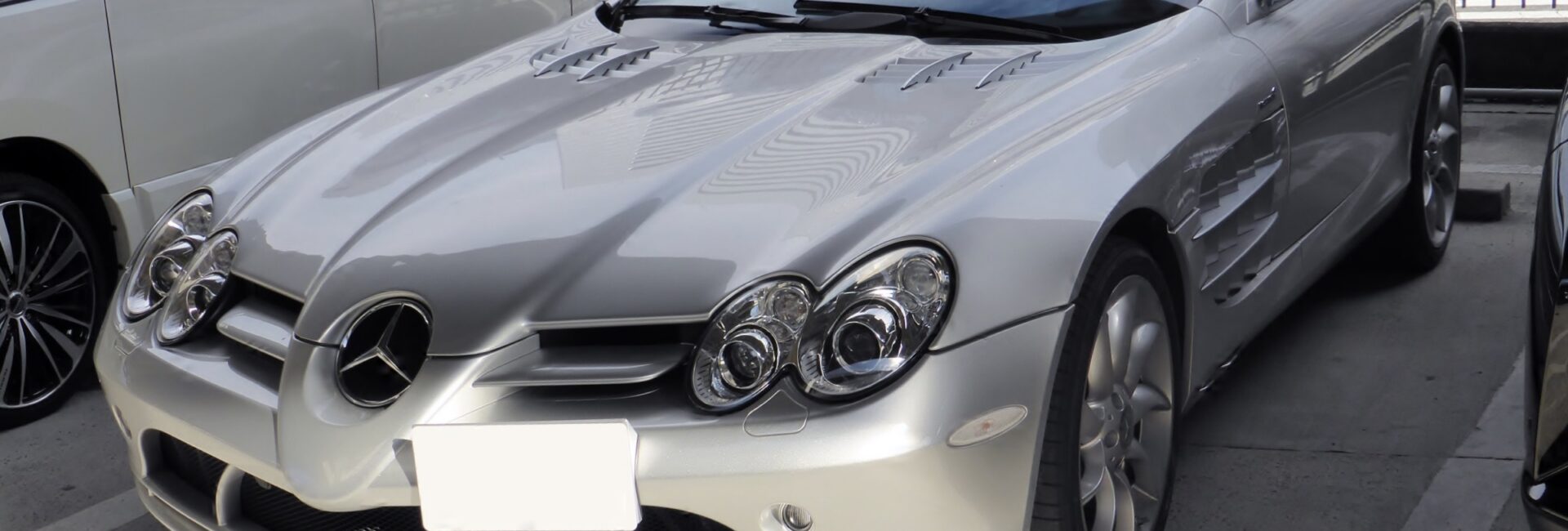 Mercedes-Benz SLR McLaren Coupé argent vue de trois quarts avant