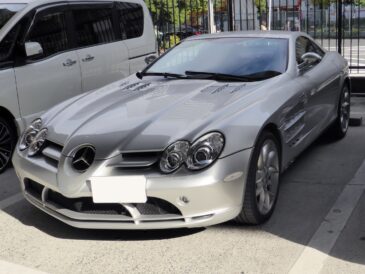 Mercedes-Benz SLR McLaren Coupé argent vue de trois quarts avant