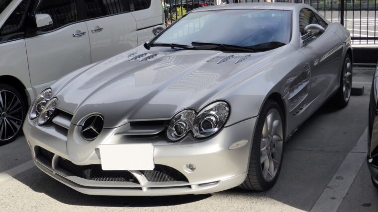 Mercedes-Benz SLR McLaren Coupé argent vue de trois quarts avant
