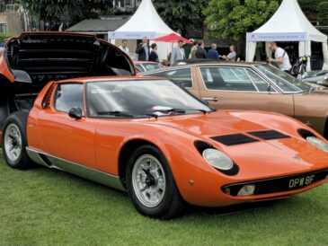 Lamborghini Miura P400 orange de 1967 vue de trois quarts avant