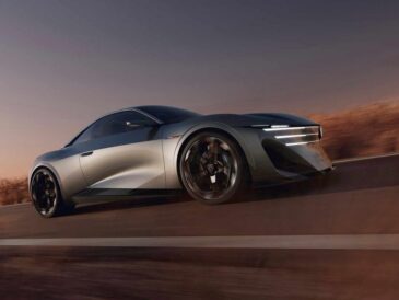 Peugeot RCZ Vision grise en mouvement